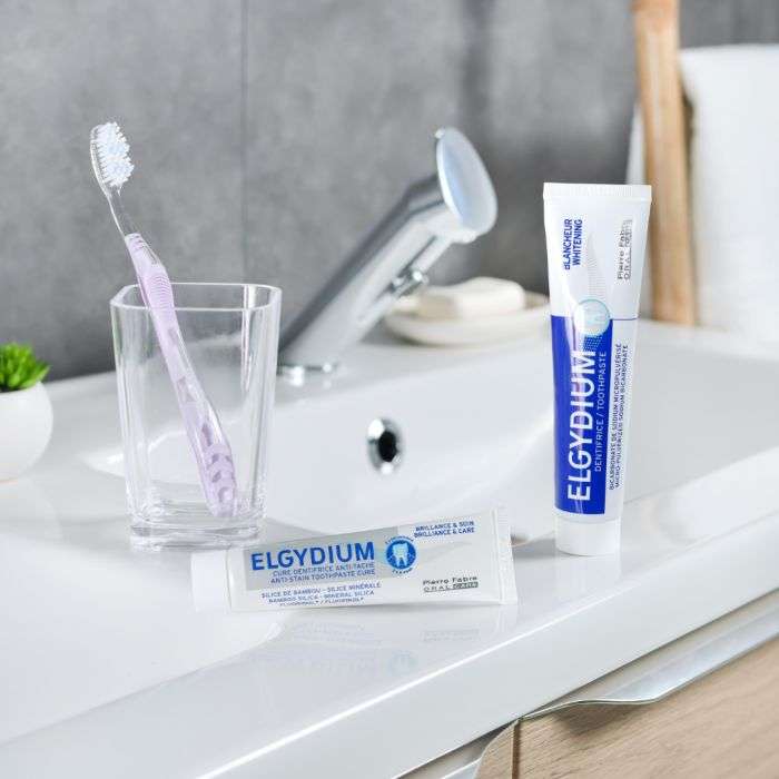 elgydium-elgydium-brosse-a-dents-blancheur-souple-brosses-a-dents-adultes-1.jpg ELGYDIUM BROSSE A DENTS BLANCHEUR SOUPLE – Image 2