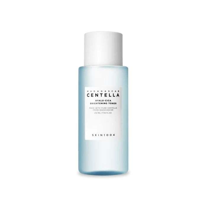 skin-1004-skin1004-madagascar-centella-hyalu-cica-brightening-toner-210-ml-soins-hydratants.jpg SKIN1004 MADAGASCAR CENTELLA HYALU CICA BRIGHTENING TONER 210 ML – Image 1